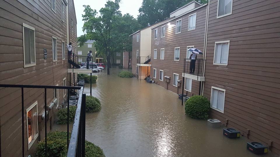 En la 45 y Greens Rd., en los apartamentos Royal Phoenician ubicados en la 16900 Northchase Dr. en Houston./Foto: Victor Ibarra