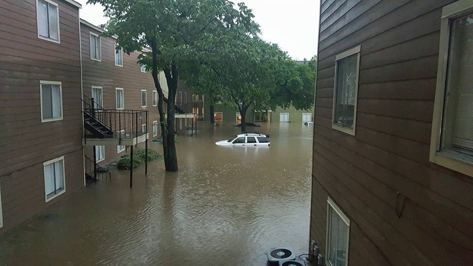 En la 45 y Greens Rd., en los apartamentos Royal Phoenician ubicados en la 16900 Northchase Dr. en Houston./Foto: Victor Ibarra