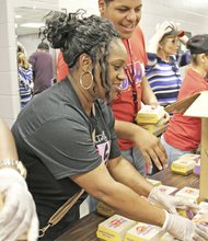 Decenas de voluntarios se hicieron presentes en los albergues para ayudar a los afectados.