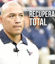 Rolando Ramírez es uno de los encargados de la recuperación física de los jugadores de los Texans de Houston, un trabajo que realiza con entrega y pasión.