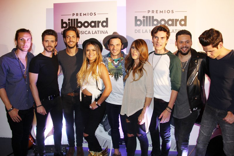 El grupo Dvicio, Alx Veliz, Karol G, Pedro Capó y Kany García posaron para los medios luego de presentarse con sus éxitos musicales.