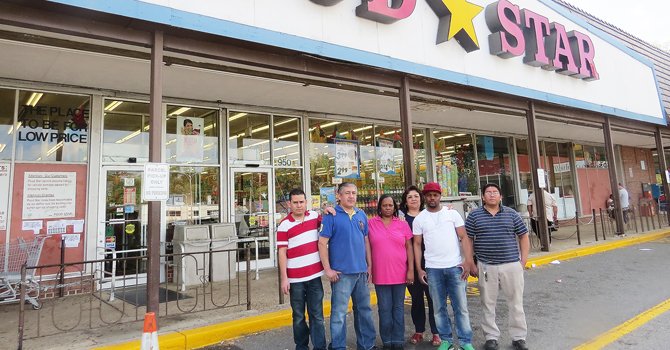El cierre de un histórico supermercado afecta a la comunidad latina en Arlington