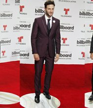 El paso de los artistas por la alfombra roja se convirtió en un desfile estilos de moda.