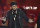 Nicky Jam con dos de los siete premios que se ganó esa noche de música.