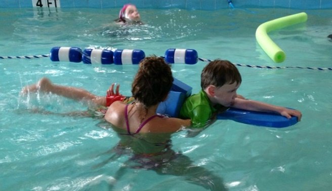 La ciudad ofrece clases de natación gratuitas para niños y adultos