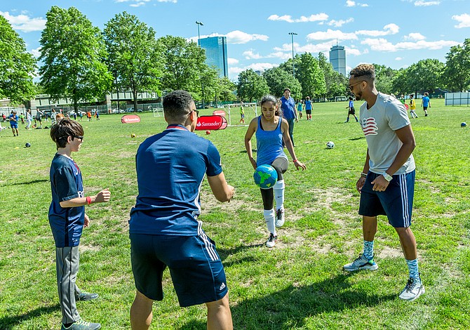 Santander y jugadores de los Revs celebran el lanzamiento de Santander Soccer Scholars