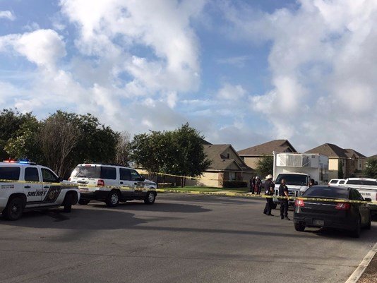 Un hombre fue encontrado muerto en la entrada de un barrio al noreste del Condado Bexar