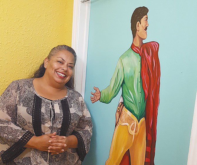 BELLEZA. Muestras de la colorida restauración hecha por la artista local Courtney Enríquez en los murales del restaurante ‘Juan in a Million’. 