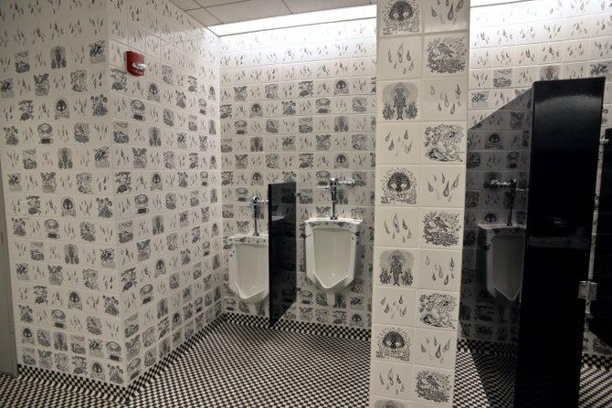 Los baños del Smith College Museum of Art también han sido decorados creativamente