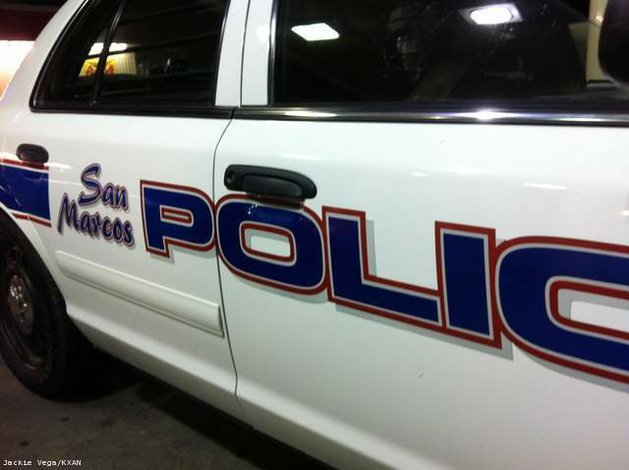 La policía de San Marcos esta en busca de los sospechosos de un tiroteo en unos apartamentos