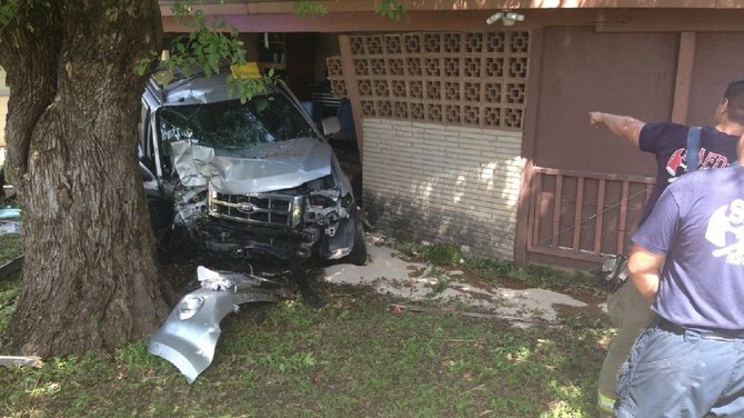 Un hombre sufrió convulsiones y estrello su SUV en una casa