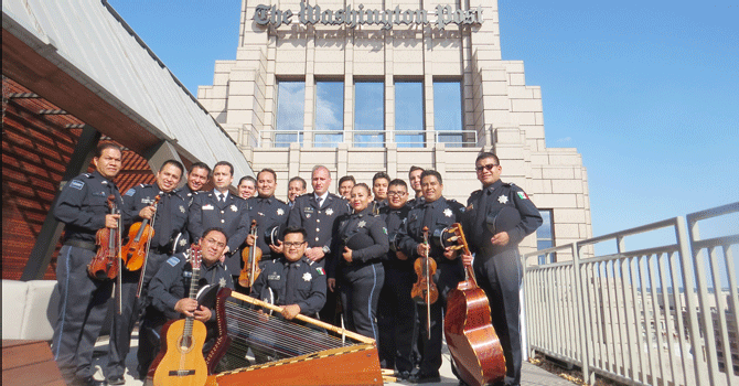 Llegan los Mariachis y los policías