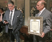 VOZ. (De izq. a der) El periodista Armando Trull (izq.)recibe su premio de manos del director de la ANLE, Luis Alberto Ambroggio.