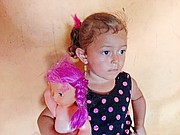 Ana tiene dos años, su madre Marisol fue asesina en El Salvador por una pandilla. Ahora su abuelo, residente legal de Estados Unidos, trata de traer a la pequeña y al resto de la familia para que estén a salvo en este país. (Armando Trull/Para El Tiempo Latino)
