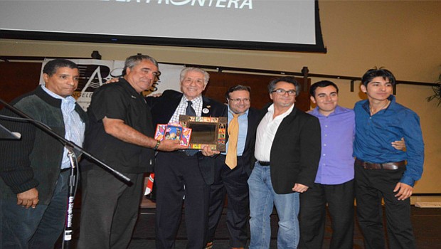 William Virchis, un hombre que por años ha impulsado el teatro universitario fue premiado por Ángeles de la Frontera.