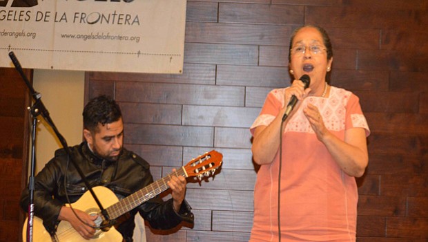 Rosa Martha deleitó a los asistentes a la celebración con bellas y profundas canciones.