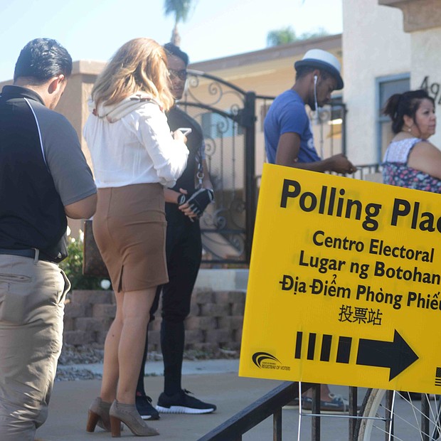 Fila de votantes en la Iglesia Refinery de 5th Avenue y E, en Chula Vista.
