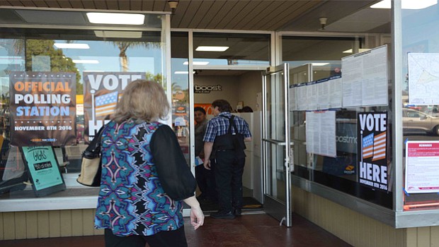 Por ve primera se votó en una tienda de "Boost Mobile" en la ciudad de San Marcos.