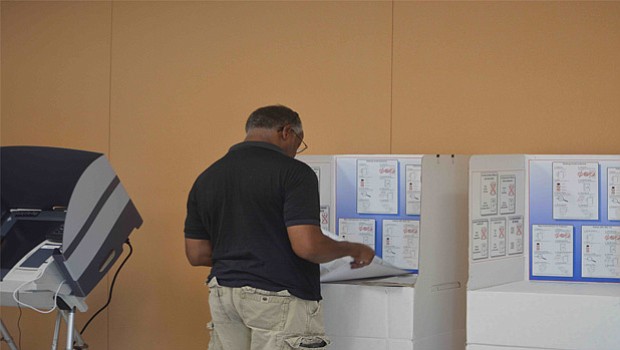 Votante emitiendo su sufragio en la casilla.