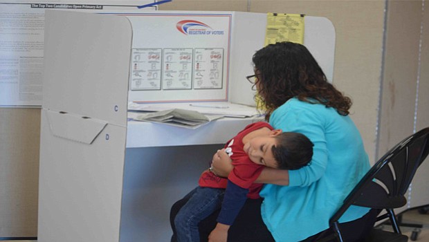 Con su hijo en brazos, esta madre latina acudió a votar.