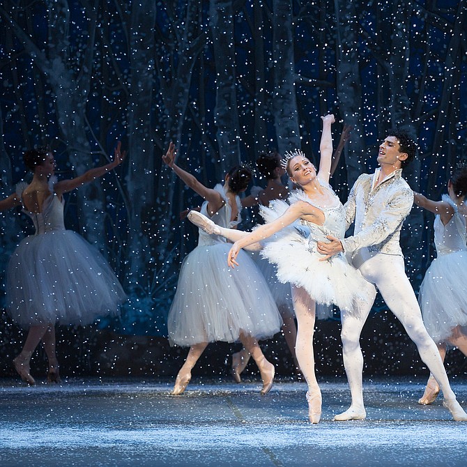 Ashley Ellis y Lasha Khozashvili en El Cascanueces de Mikko Nissinen.