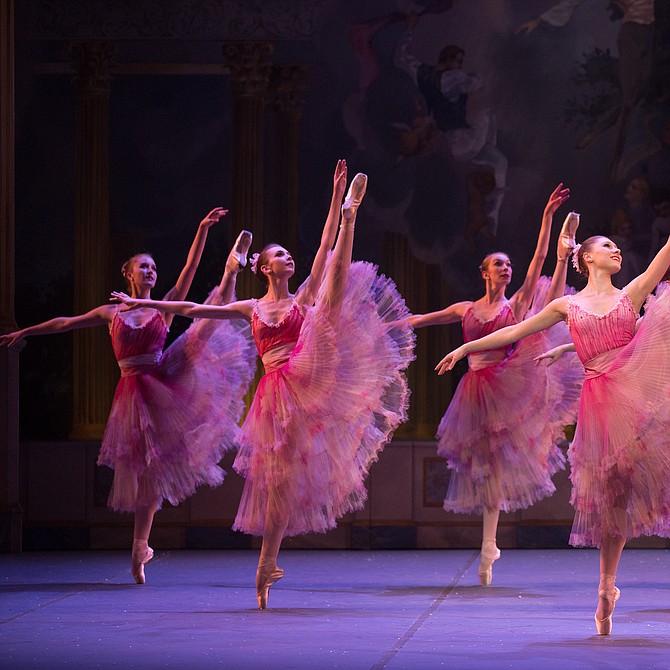 Escena del Cascanueces de Mikko Nissinen, interpretado por Boston Ballet.