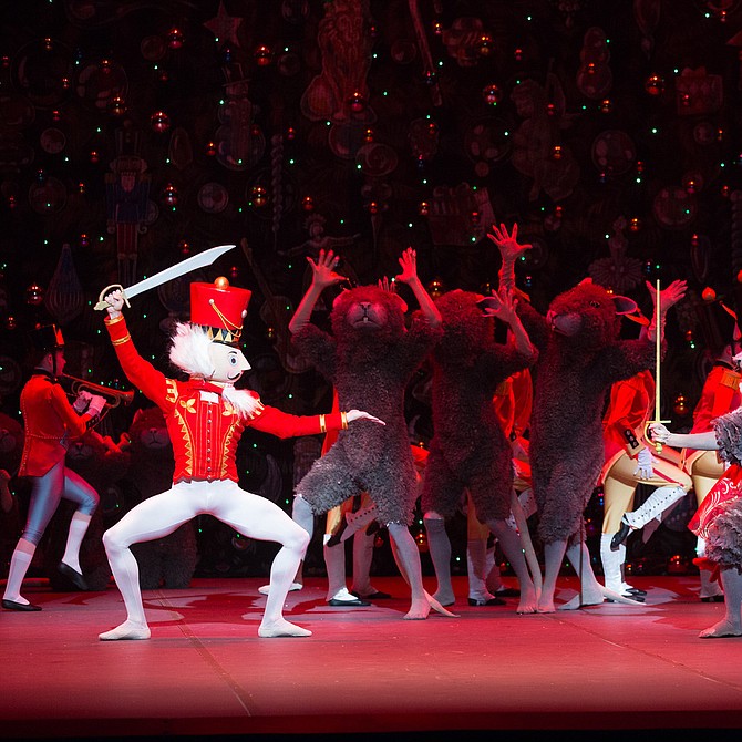 Escena del Cascanueces de Mikko Nissinen, interpretado por Boston Ballet.