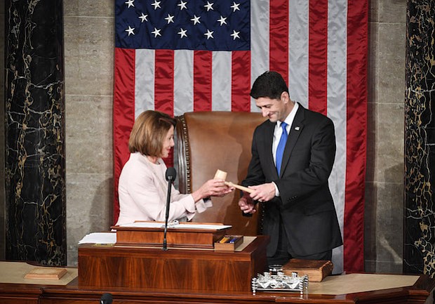 La líder de la minoría de la Cámara de Representantes de los Estados Unidos, Nancy Pelosi, demócrata de California, entrega el martillo al presidente de la Cámara Paul Ryan, R-Wis., En la sala de la Cámara de Representantes en el Capitolio de los Estados Unidos el martes.