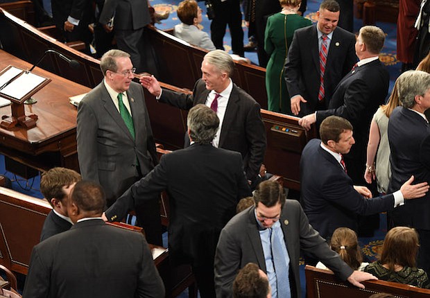 Bob Goodlatte, R-Va., Arriba a la izquierda, da la bienvenida a otros representantes en la sala de la Cámara de Representantes en el Capitolio de los Estados Unidos el martes.
