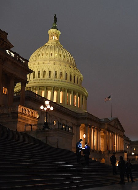 El personal de policía se reúne en la escalera del Capitolio de los Estados Unidos el martes, el primer día del 115 Congreso.