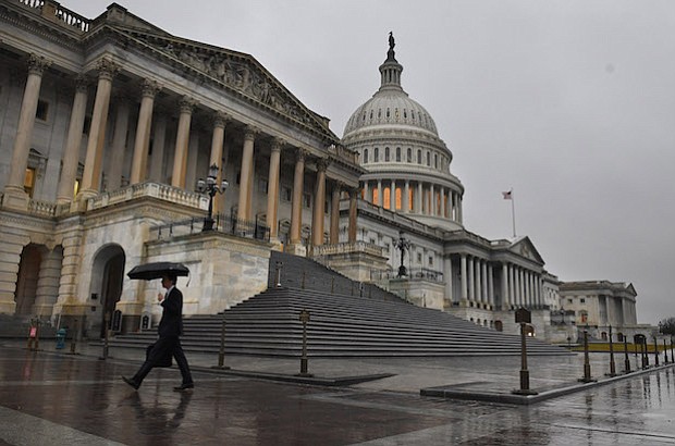 Un día sombrío en Washington marcó el martes, el primer día del 115º Congreso, mientras que peatones pasan por delante del Capitolio.