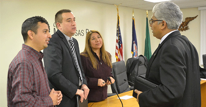 Nuevos concejales latinos de Manassas Park se estrenan en cargos