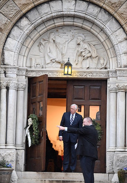Rep. Steny Hoyer, D-Md., se va de la Iglesia Católica de San Pedro en Capitol Hill después de un servicio el martes, el primer día del 115 Congreso, en Washington.