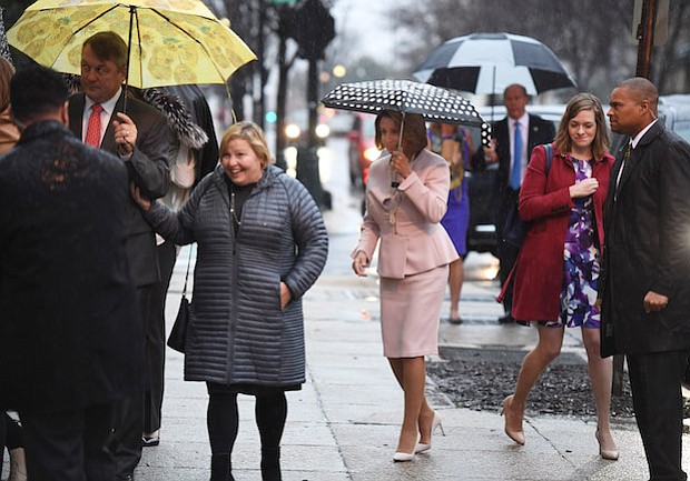 La líder de la minoría de la Cámara de Representantes, Nancy Pelosi, demócrata de California, llega a St. Peter's en Capitol Hill para un servicio el martes, el primer día del 115 Congreso.