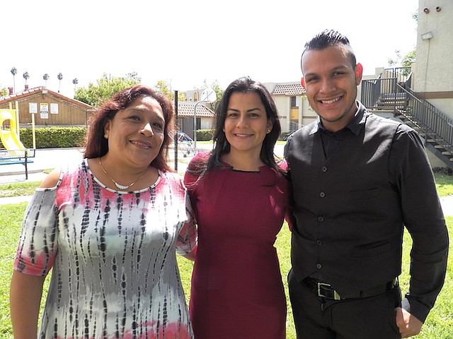 Rep. Nanette Barragán y la familia inmigrante que ayudó a escapar de la violencia en Guatemala.