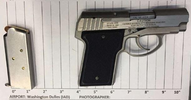 Un hombre fue capturado con un arma en el aeropuerto Dulles