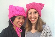 Krista Suh, 29, a la izquierda, y Jayna Zweiman, 38, reclutaron tejedores en todo el país para ayudar a hacer sombreros para la próxima Marcha de las Mujeres en Washington.