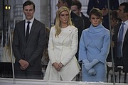 La Primera Dama Melania Trump, a la derecha, lleva un vestido de la colección de Ralph Lauren.