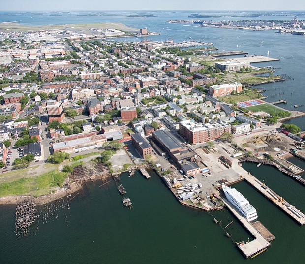 East Boston es un vecindario rodeado de agua: Chelsea Creek, Mystic River y Boston Harbor. Fue creado usando vertederos para conectar islas, y está cerca del nivel del mar. Esto lo lo hace propenso a las inundaciones.
