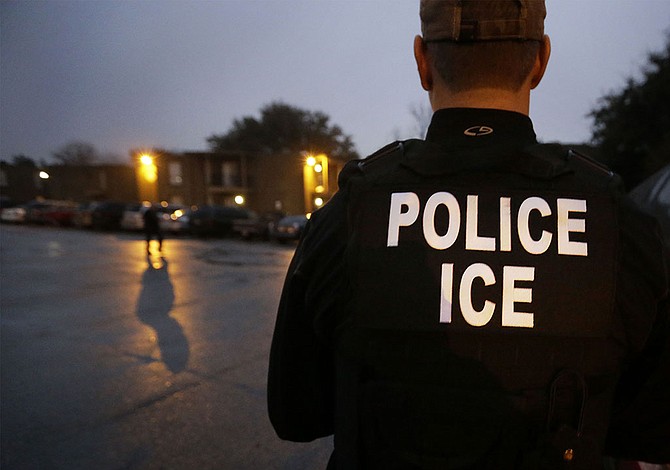 Agentes federales de inmigración conducen redadas en 6 estados