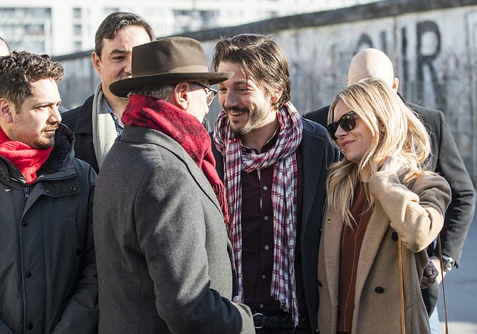 Diego Luna rechazó el muro de Trump ante el de Berlín