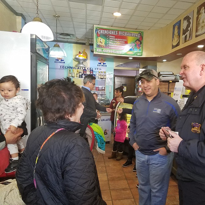 Brian Kyes, Chief de la Policía de Chelsea, conversando con vecinos