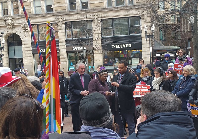 Congresistas Kennedy y Markey lideraron una protesta en Downtown Boston