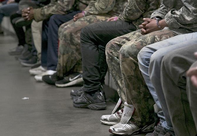 Departamento de Justicia suspenderá programa de asistencia legal para inmigrantes detenidos
