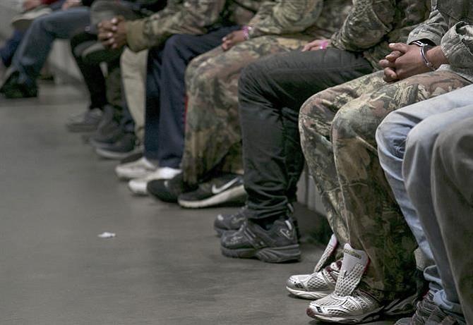 Departamento de Justicia suspenderá programa de asistencia legal para inmigrantes detenidos