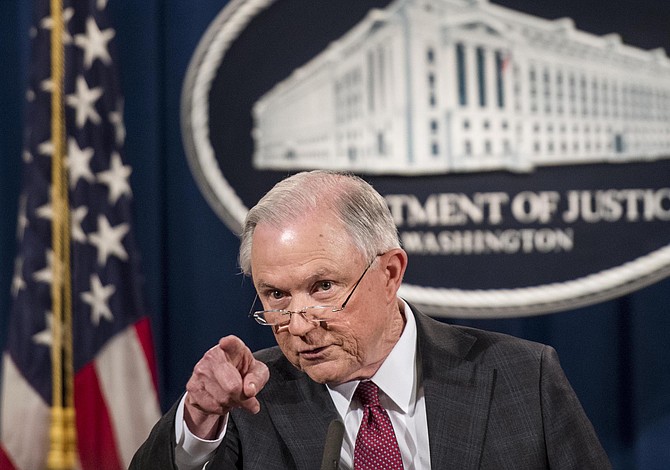 Sessions: Si las ciudades quieren ayudar a combatir el crimen violento, tendrán que acabar con la inmigración ilegal
