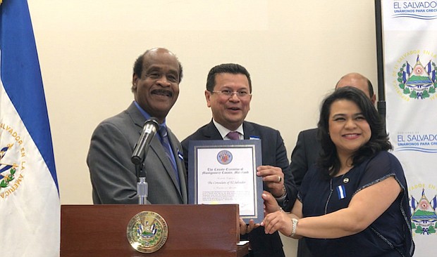 Isiah Leggit del Condado de Montgomery entregó un reconocimiento a la institución, recibido por la Cónsul Ena Úrsula Peña
