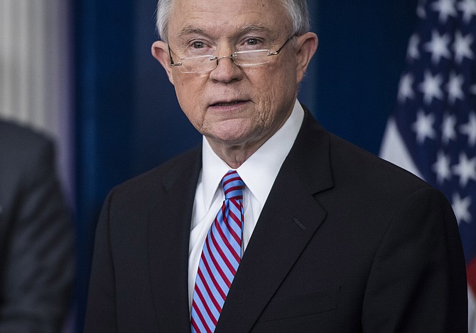 Sessions ordena a los fiscales dar mayor prioridad a casos contra aquellos que entran ilegalmente a EE. UU.