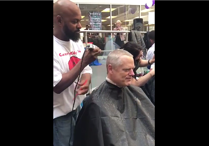 Así quedó el gobernador Baker tras afeitarse el cabello por una buena causa