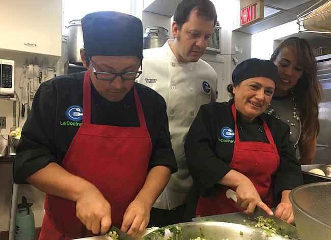 En La Cocina VA los inmigrantes y restaurantes ganan